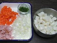 ニンニクとパセリはそれぞれみじん切りに、たまねぎ、かぶ、にんじん、ハムはさいの目切りにします。<br />