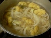 カリフラワーは小房に分けて固めにゆでる。玉ネギは薄切り。じゃが芋は皮をむいて一口大に切る。鍋に野菜を入れて、ヒタヒタの水を入れて火にかけ、固形スープ、 白ワイン、ローリエを入れて煮る。
