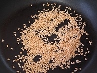フライパンに玄米を入れて弱火にかけ、木べらで混ぜながらじっくりと炒ります。 <br />