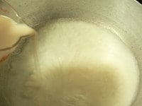 鍋にダシと豆乳を入れて火にかける。<br />