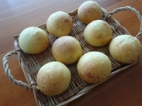 焼きあがったら素早くオーブンから出し、網などの上で冷ませば、コーンパンのでき上がりです。人肌に冷めたら、ビニール袋などに入れると良いでしょう。