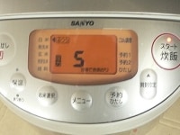 最後まで炊かずに、早めにスイッチを切れば、ジューシーに仕上がる。<br />
