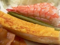 エビは背ワタを竹串ですくい取り、腹側に楊枝を刺してまっすぐにして、塩少々(分量外)を入れた湯でゆで、楊枝を抜いて殻をむく。<br />
