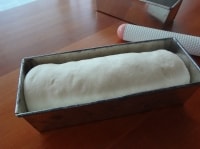 発酵では全体をビニール袋に入れたり、フワッとラップをかけたりして乾燥を防ぎましょう。35度で20～25分を目安に行います。<br />
型から少し出るくらいを基準に発酵を終了して下さい。<br />
<br />