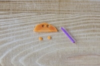 茹でたにんじん薄切りを、小さめのストローを使って2つ型抜きします。<br />