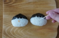 鼻の位置にマヨネーズを少量つけて、にんじんパーツをのせます。