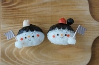 旗ピックを手のご飯にさして完成です。