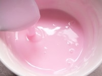 柔らかかったら粉砂糖を足し、固ければ牛乳を足して、少し柔らかめの水飴のような粘度に調整する。<br />