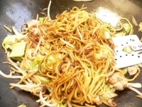 天かすを入れて軽く混ぜ、ソースを加えて炒め合わせる。<br />
<br />
添付の粉ソースなら2袋、焼きそば用ソースなら、大さじ3~4。どちらにしても、一度に全部入れてしまわずに、味見して調整する。<br />
<br />
甘過ぎるようであれば、醤油を少量回し入れると、味がしまる。こしょうでピリッとさせても良い。<br />