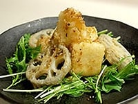 食べやすい大きさに切った水菜を敷き、蓮根、豆腐を盛り付けたっぷりの大根おろしをのせます。ごまドレッシングをかけて召し上がってください。<br />